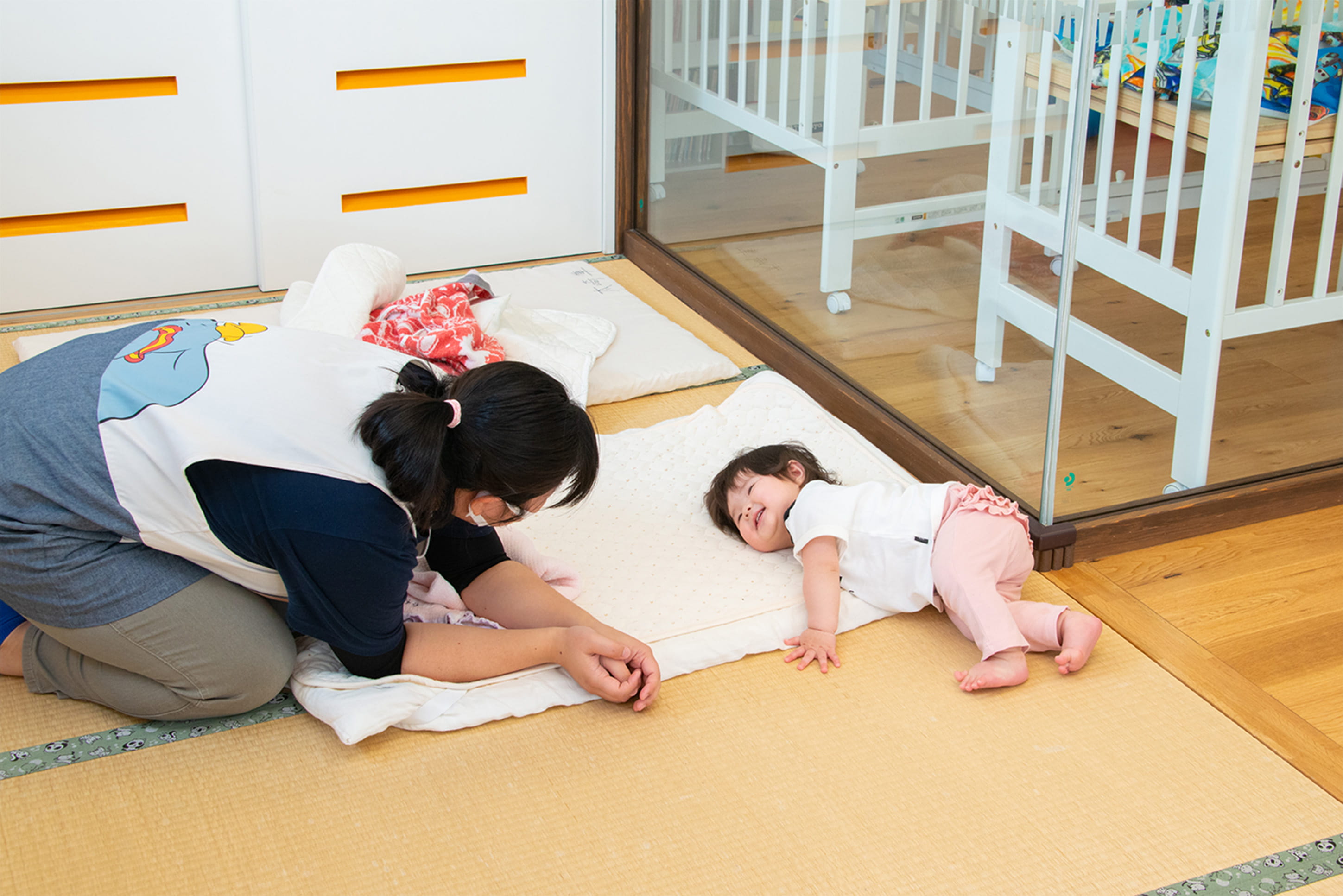 赤ちゃんと保育士さん